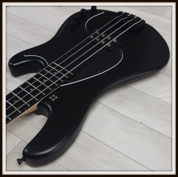 Preview: Sandberg California II Central 4 Ebony, Open Pore Black